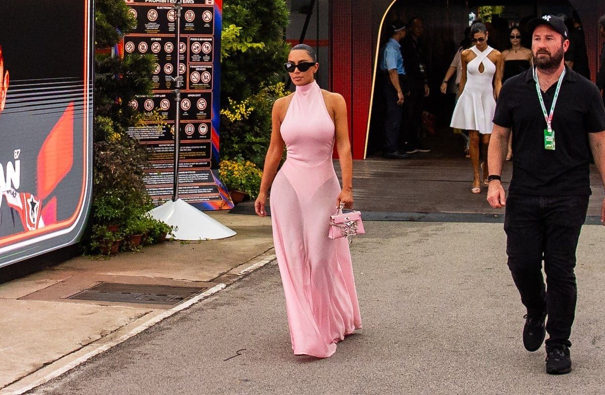 Kim Kardashian spaziert im Rahmen des Formel-1-Grand-Prix von Singapur durch das Fahrerlager.