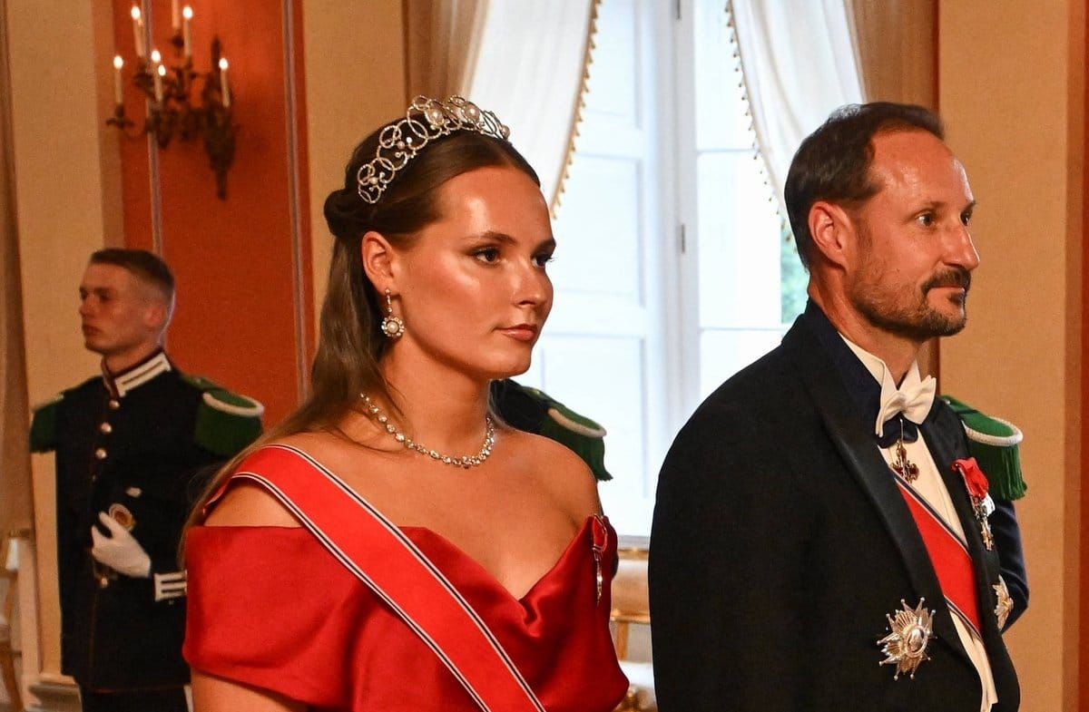 Kronprinzessin Ingrid Alexandra begleitet ihren Vater König Haakon zu einem besonderen Galadinner.
