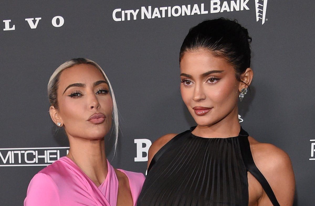 Kylie Jenner (r.) soll zum "Polarstern" einer kommenden Serie werden. Auch ihre Halbschwester Kim Kardashian wirkt voraussic…
