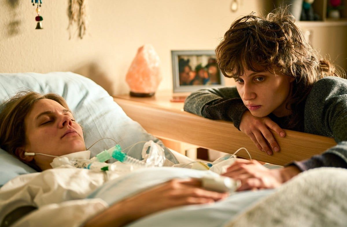 In "Wake Up" kämpft Emilia (Luna Jordan, r.) mit allen Mitteln um das Leben ihrer Schwester Clara (Alicia von Rittberg).