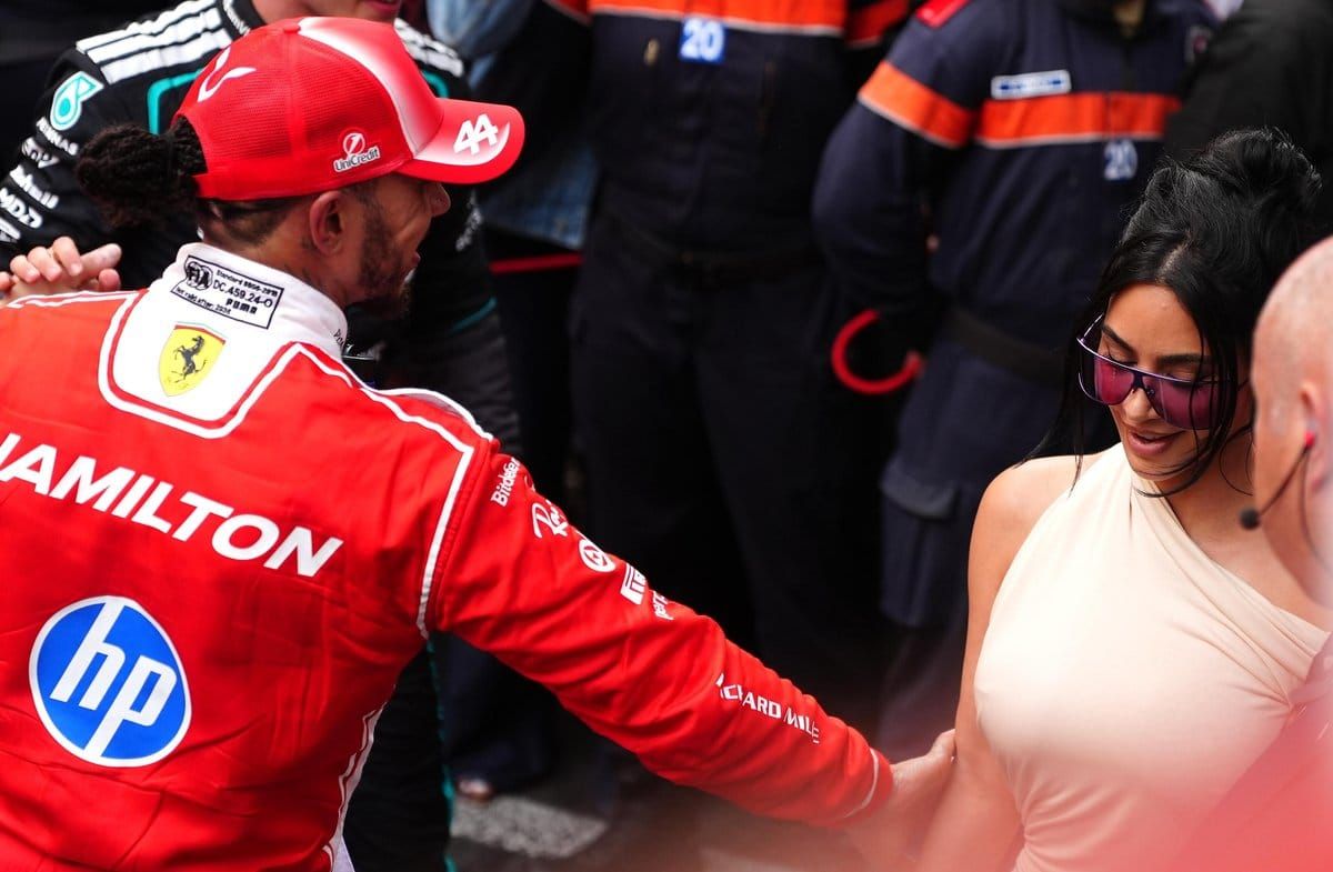 Kim Kardashian unterstützte Lewis Hamilton beim Formel-1-Grand-Prix in Singapur und zeigte sich im Fahrerlager in einem rosa…
