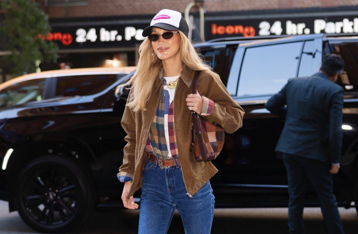Supermodel Bella Hadid hat den neuen modischen Herbstfavoriten bereits für sich entdeckt: In New York trägt sie ein Flanellh…