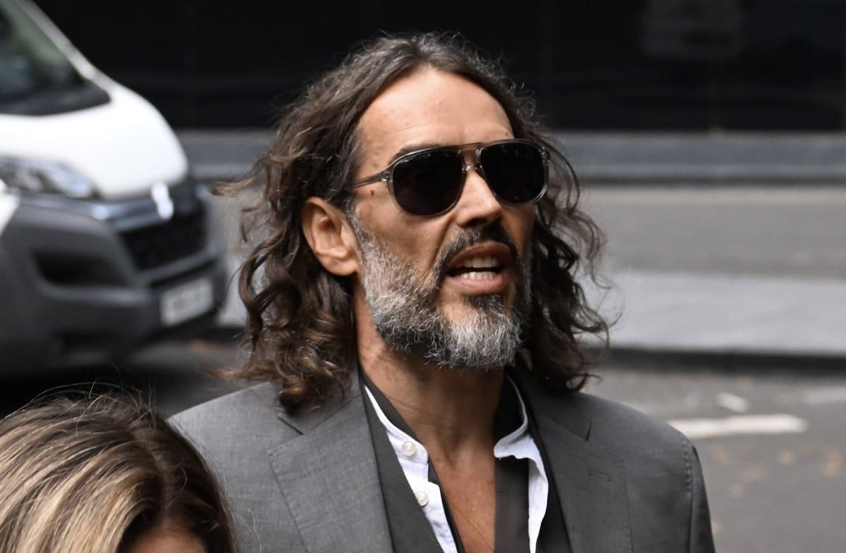 Russell Brand ist am 6. Oktober zu einer vorbereitenden Anhörung vor Gericht erschienen.
