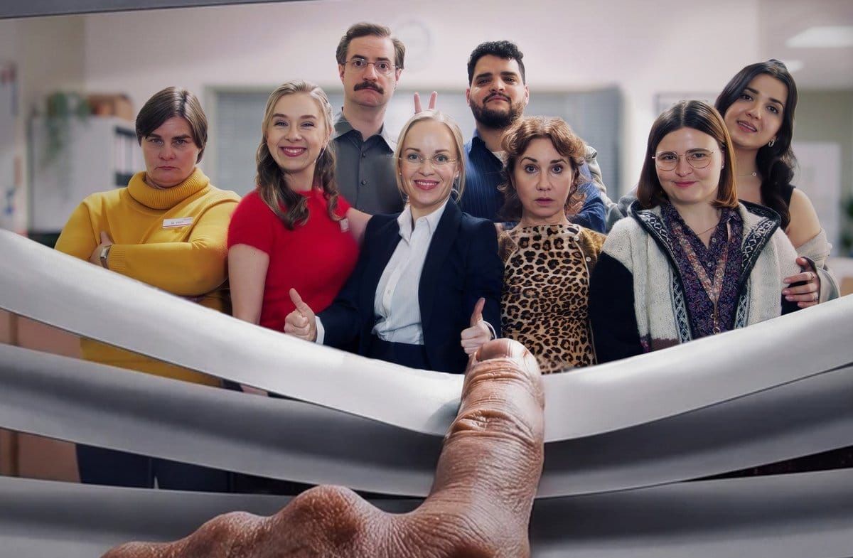 "Nine to Five - Das Amt" mit Friederike Kempter (v.M.) und den Kolleginnen und Kollegen vom Bürgeramt Berlin-Tiergarten-Mitt…