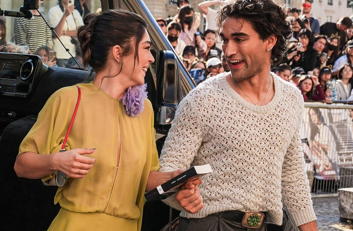 Mika Abdalla und Josh Heuston zeigen sich in Paris Händchen haltend.