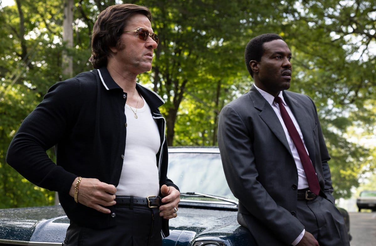 Yahya Abdul-Mateen II (r.) und Mark Wahlberg in "By Any Means".
