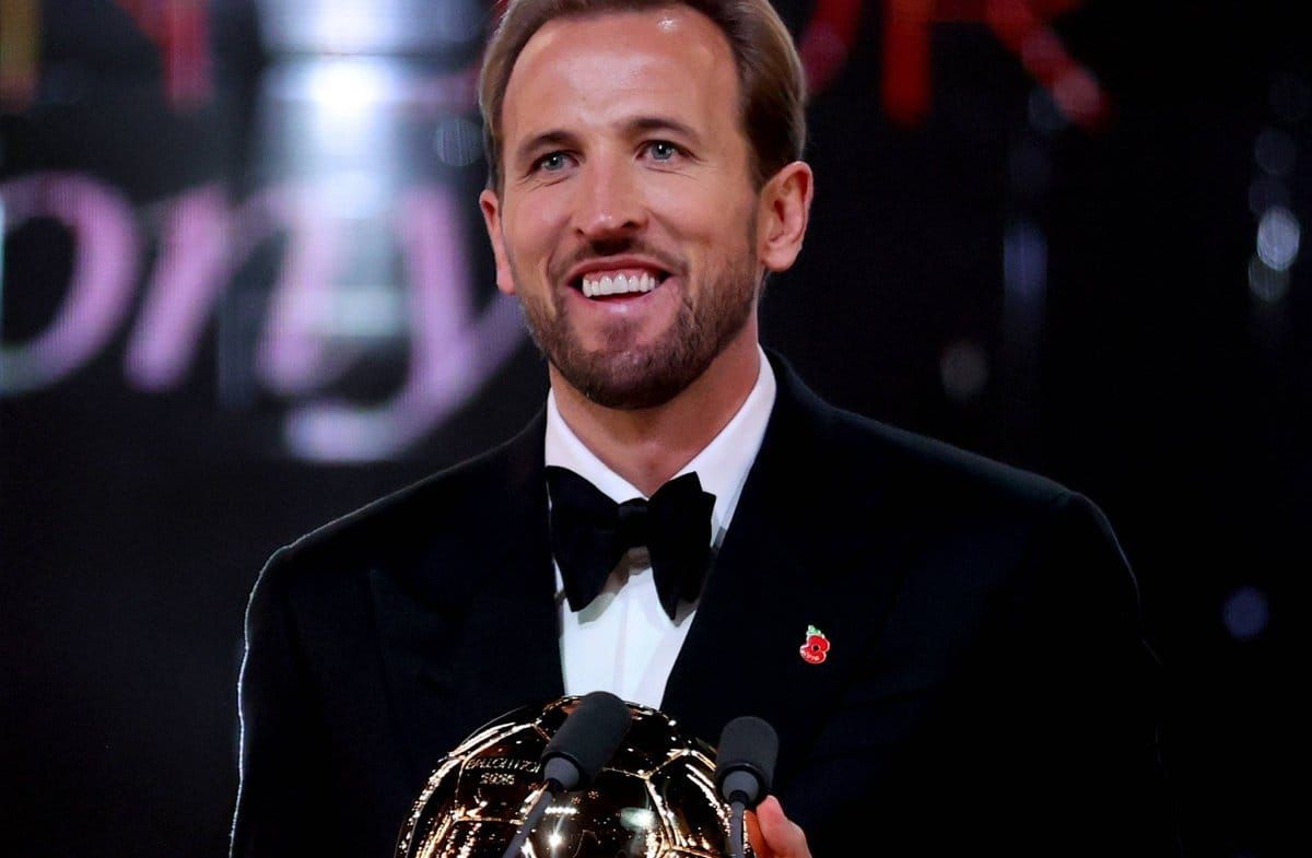 Harry Kane mit der Ballon-d'Or-Trophäe.
