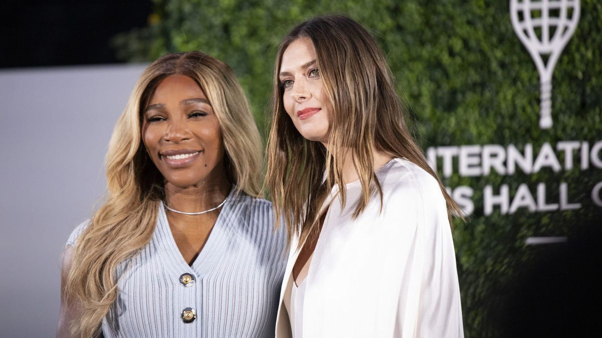 Serena Williams mit langen blonden Haaren und hellblauem Strickkleid lächelt neben Maria Sharapova in weißer Bluse