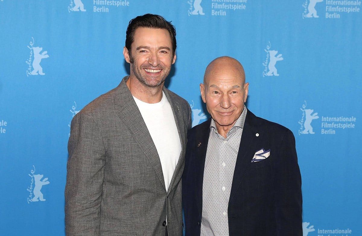 Patrick Stewart ist im Alter von 86 Jahren verstorben. Viele Kollegen, darunter Hugh Jackman (l.), erinnern sich an den Star.
