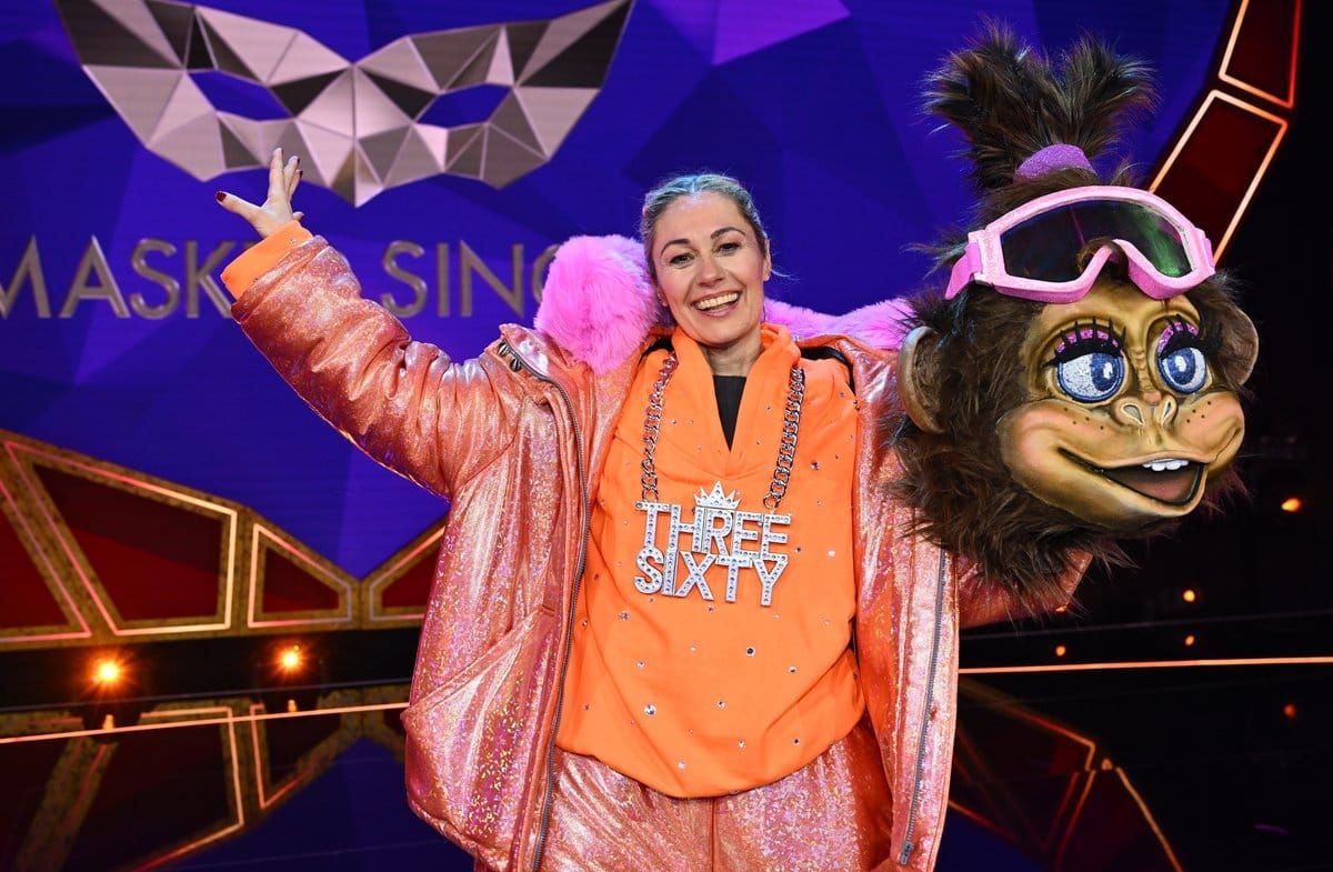 Gibt ihr "The Masked Singer"-Comeback: Ruth Moschner als Snowboard-Äffchen.