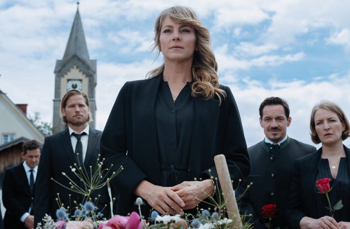 In der Episode "Die Bergretter: Bruchstelle" trauern Katharina (Luise Bähr), Markus (Sebastian Ströbel) und die Kollegen um …
