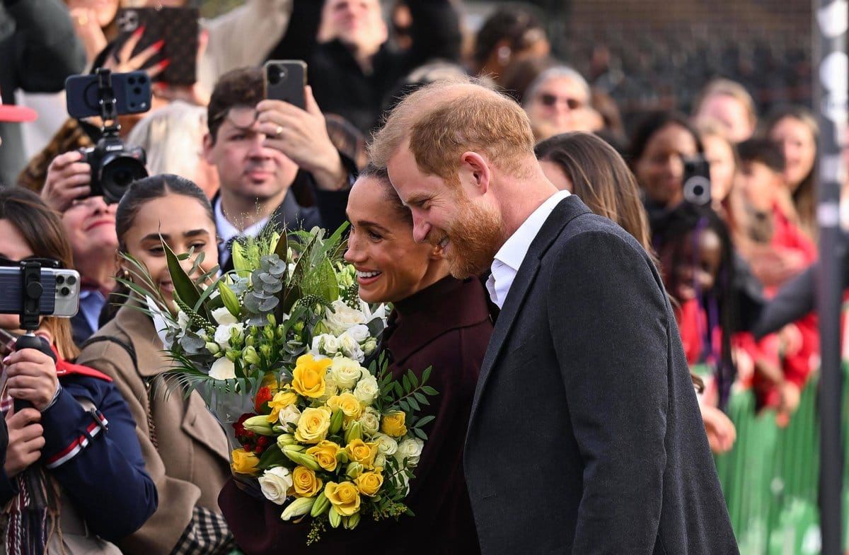Prinz Harry und Herzogin Meghan lassen sich in Nottingham von ihren Fans feiern.