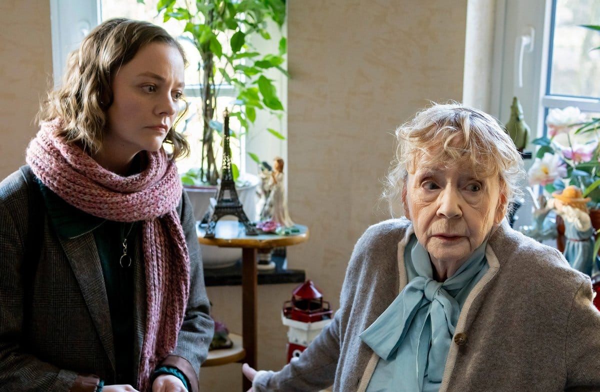 "Die Kanzlei: Kein zweites Mal": Charlie (Mathilde Bundschuh, l.) hilft Hildtrud Meissner (Christine Schorn), der regelmäßig…