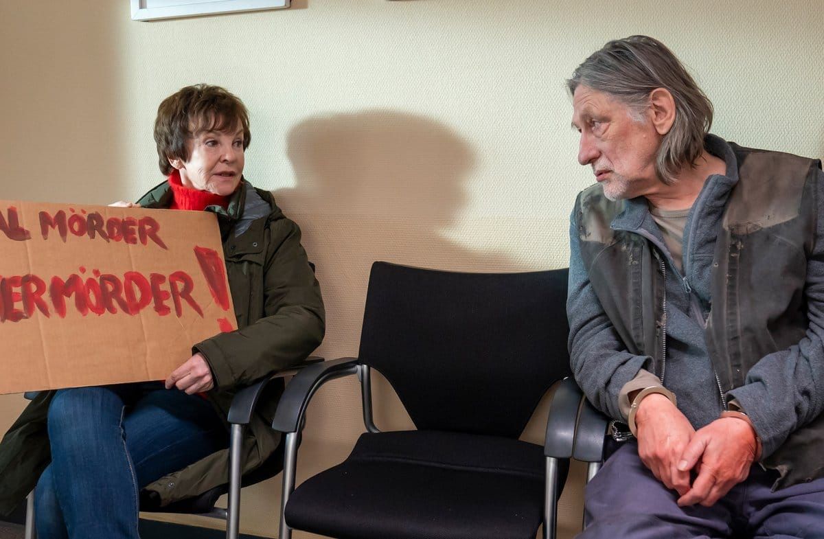 "Mörder unter uns - Der Usedom-Krimi": Karin Lossow (Katrin Sass, l.) soll Mario Kachel (Wolfgang Michael) nebenbei auf den …