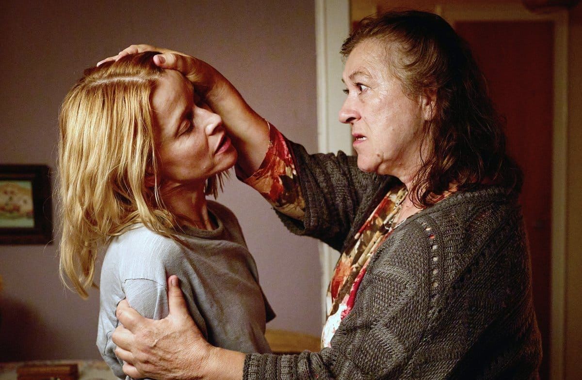 "Elodie": Was ist passiert, als Elodie (Karoline Schuch, l.) als Baby bei Frau Wontroba (Eva Mattes) war?
