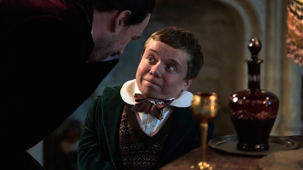 Tom Davis als Vampir-König Victor beugt sich zu Lenny Rush als Val, Szene aus "The Reluctant Vampire"