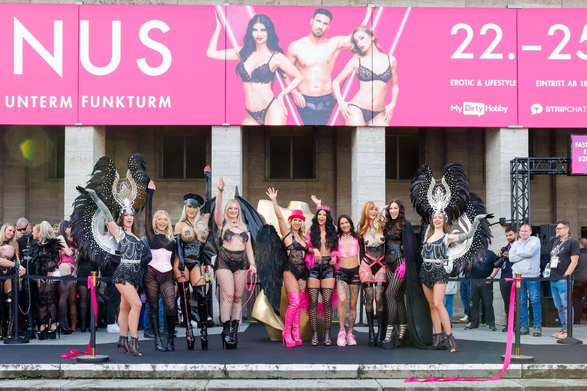 Die acht Markenbotschafterinnen beim Gruppenfoto zur Eröffnung der VENUS Berlin 2026 vor der Messe Berlin