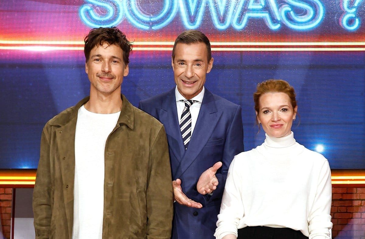 "Wer weiß denn sowas XXL": Diesmal begrüßt Moderator Kai Pflaume unter anderem Florian David Fitz (l.) und Karoline Herfurth.