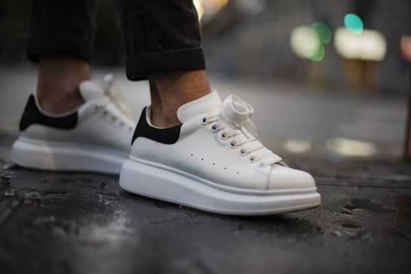 Es gibt auch schicke Sneakers von Alexander McQueen. Foto: Adobe / Albo