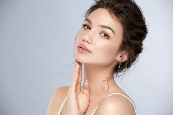 Die beste Naturkosmetik macht schön. Foto: Adobe / veles_studio