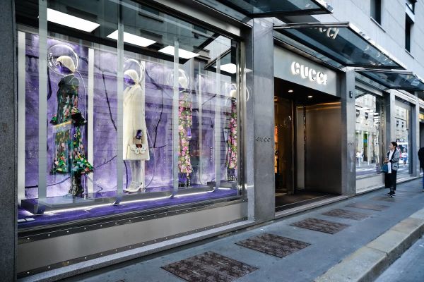 Die Marke der Familie Gucci ist nur in vornehmen Straßen zu sehen - und jetzt im Film. Foto: Adobe / Casimiro