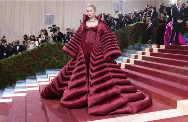 Gigi Hadid enters the 2022 Met Gala - Getty