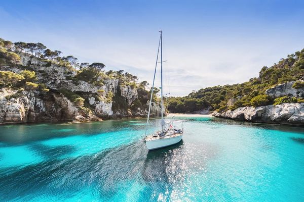 Von einer Yacht aus sieht Griechenland besonders schön aus. Foto: Adobe / kite_rin