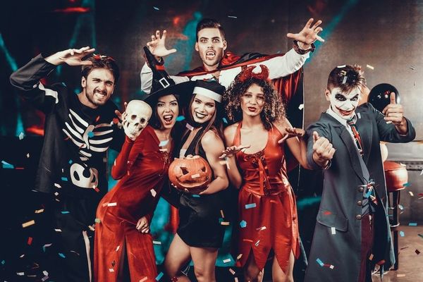 Halloween provoziert die verrücktesten Konstüme. Foto: Adobe / VadimGuzhva