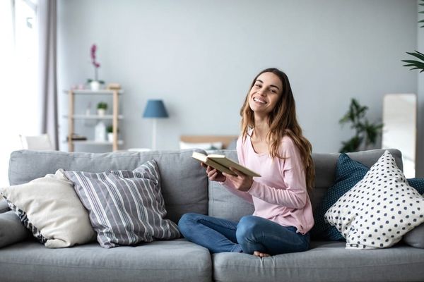 In den eigenen vier Wänden kann man sich schnell gemütlich fühlen. Foto: Adobe / BestForYou