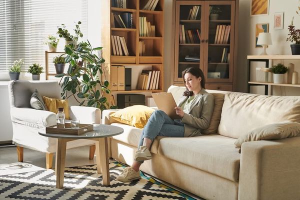 Beim Einrichten des Bücherregals beachten: Es sollte zweckmäßig und schön sein. Foto: Adobe / pressmaster