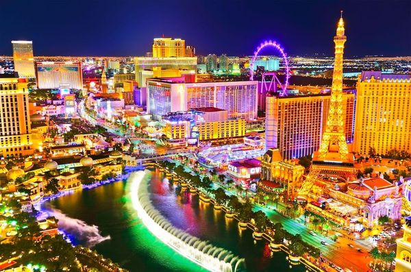 Las Vegas bei Nacht lockt viele Promis in die Nachtclubs. Foto: Adobe / Javen