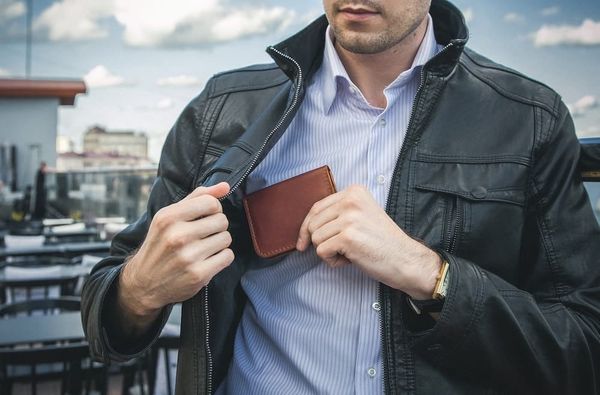 Wer eine Leder Geldbörse hat, wirkt immer elegant. Foto: Adobe / Юлия Падина