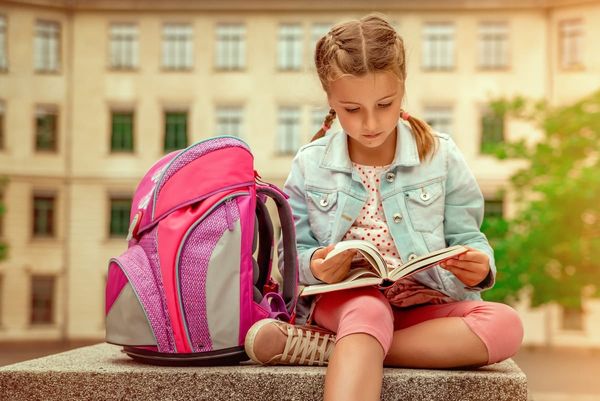 Der Schulrucksack sollte bunt sein. Foto: Adobe / detailblick-foto