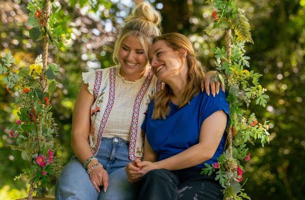Beatrice Egli (li.) übernimmt in "Team Sonnenhof" ihre allererste Schauspielrolle. Ihre Rolle Céline Huber trifft auf ihre a…