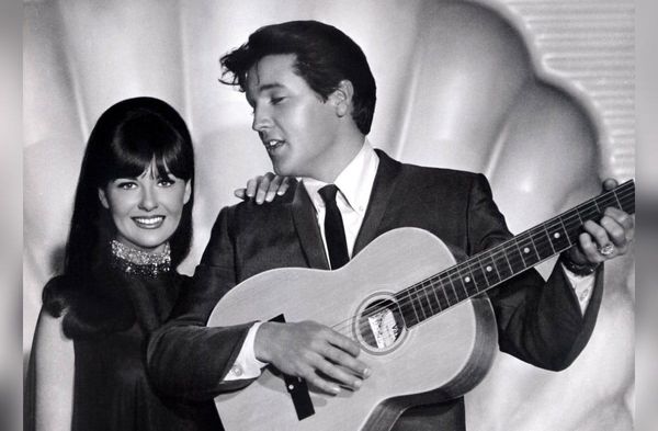 Shelley Fabares mit Elvis Presley in "Clambake" (1967).