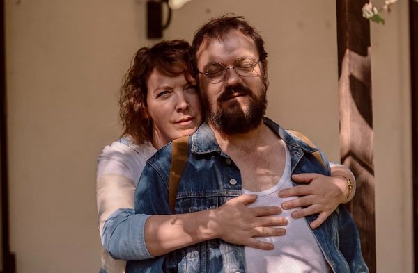 "Spaziergang nach Syrakus": Anne (Lina Beckmann) ahnt nichts von Pauls (Charly Hübner) heimlichen Fluchtplänen aus der DDR.