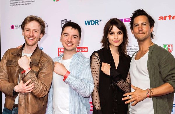 V.l.: Timur Bartels, Ivo Kortlang, Luise Befort und Tim Oliver Schultz bei der Premiere zu "Club der roten Bänder - Die neue…