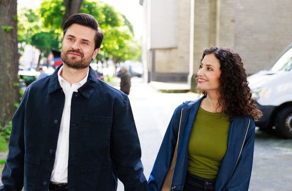 "Unter uns": Paco (l.) und Naomi beschließen, trotz aller Probleme ihr Liebesglück zu genießen.