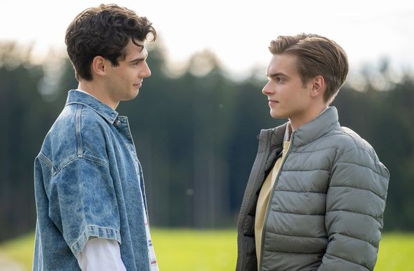 "Sturm der Liebe": Elias (l.) ist erleichtert, als Leo zustimmt, ihm auf dem Gestüt zu helfen.