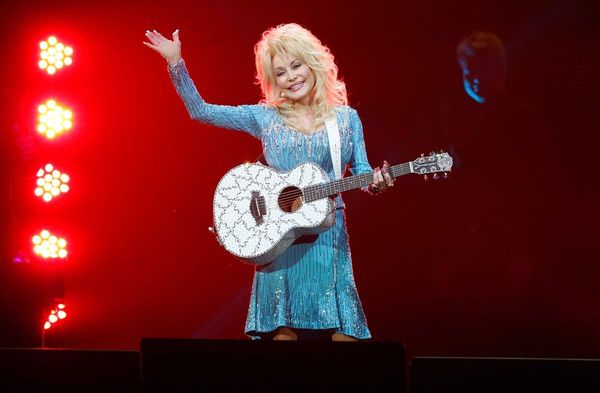 Dolly Parton bei einem Auftritt im Jahr 2014 - zu dieser Zeit legte sie auch ihren Begräbnislied fest.