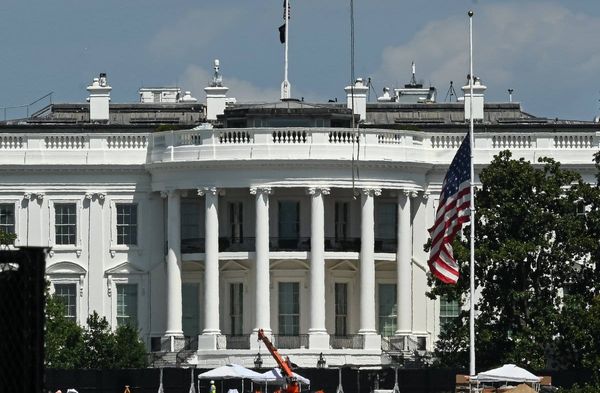Auch die Flagge vor dem Weißen Haus in Washington weht aktuell wegen des Todes von Dolly Parton auf Halbmast.
