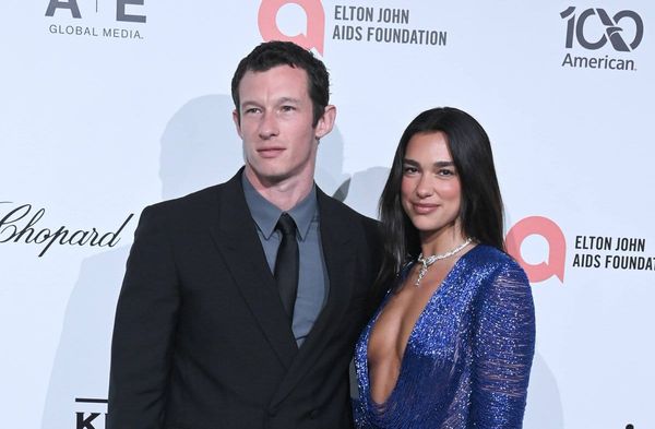 Dua Lipa und Callum Turner heirateten standesamtlich in London. Die große Feier stieg auf Sizilien.