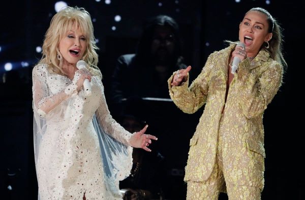 Dolly Parton (l.) und Miley Cyrus bei den Grammy Awards 2019.