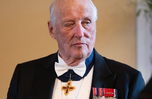 König Harald kämpft seit Jahren mit verschiedenen gesundheitlichen Beschwerden. Nun muss er erneut von seinem Sohn Haakon ve…