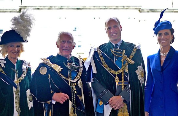 Königin Camilla (v.l.), König Charles, Prinz William und Prinzessin Kate ziehen an einem Strang.