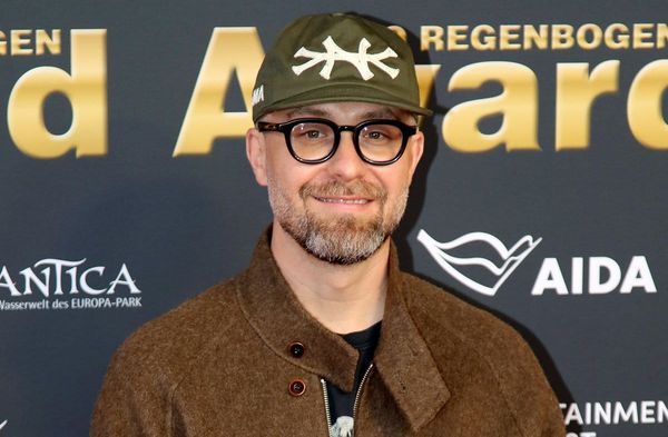 So kennt man Mark Forster normalerweise: Dunkle Brille und Kappe tief in der Stirn.