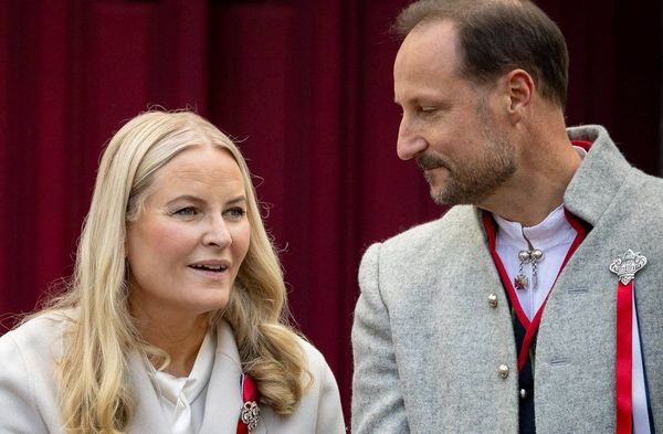 Die Feier zur Silberhochzeit von Kronprinz Haakon und Kronprinzessin Mette-Marit fällt deutlich kleiner als zunächst geplant…