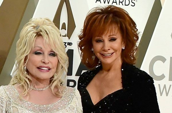 Dolly Parton (li.) und Reba McEntire bei den CMA Awards 2019.