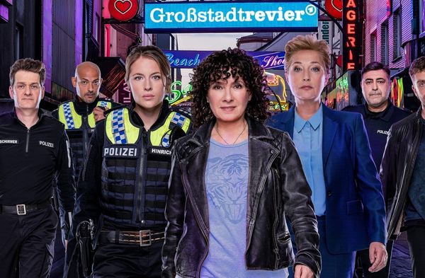 Der Cast der neuen "Großstadtrevier"-Staffel um Serien-Urgestein Maria Ketikidou alias Hariklia "Harry" Möller.