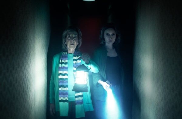Lin Shaye (l.) ist in ihrer Rolle als Medium Elise Raini auch in "Insidious: Out of the Further" zu sehen.